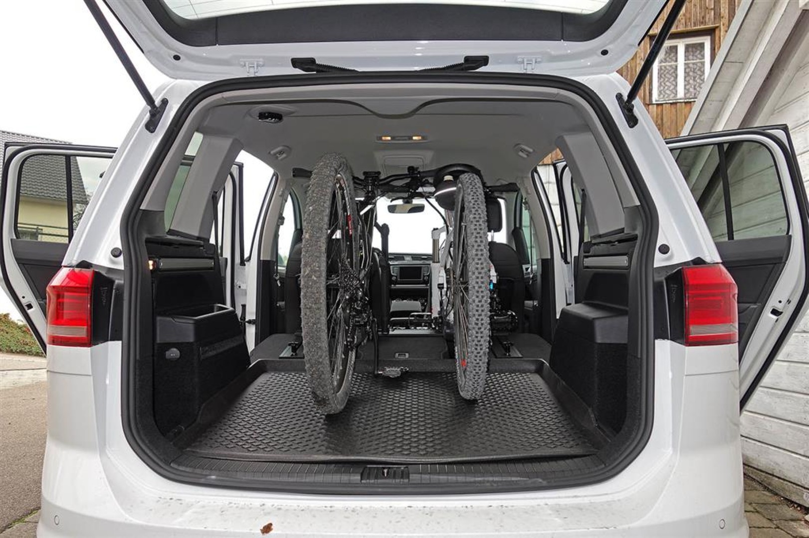 VW Touran 2015 - heute 7-Sitzer Lenker nach Vorne